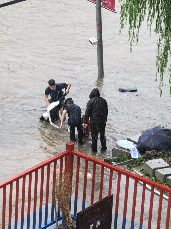 一直牛配资 北京暴雨中，外卖小哥跌入2米深排水沟，幸亏旁边有消防员