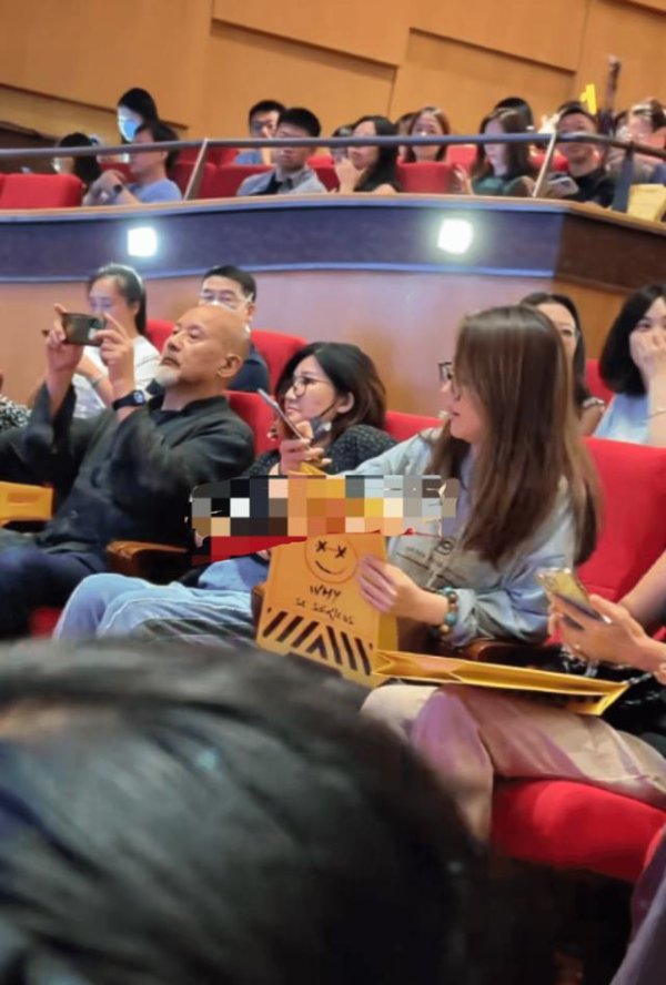 策略操盘 宋丹丹周冬齐陈小艺剧场同框热聊，儿媳王博谷贴心陪聊显家教